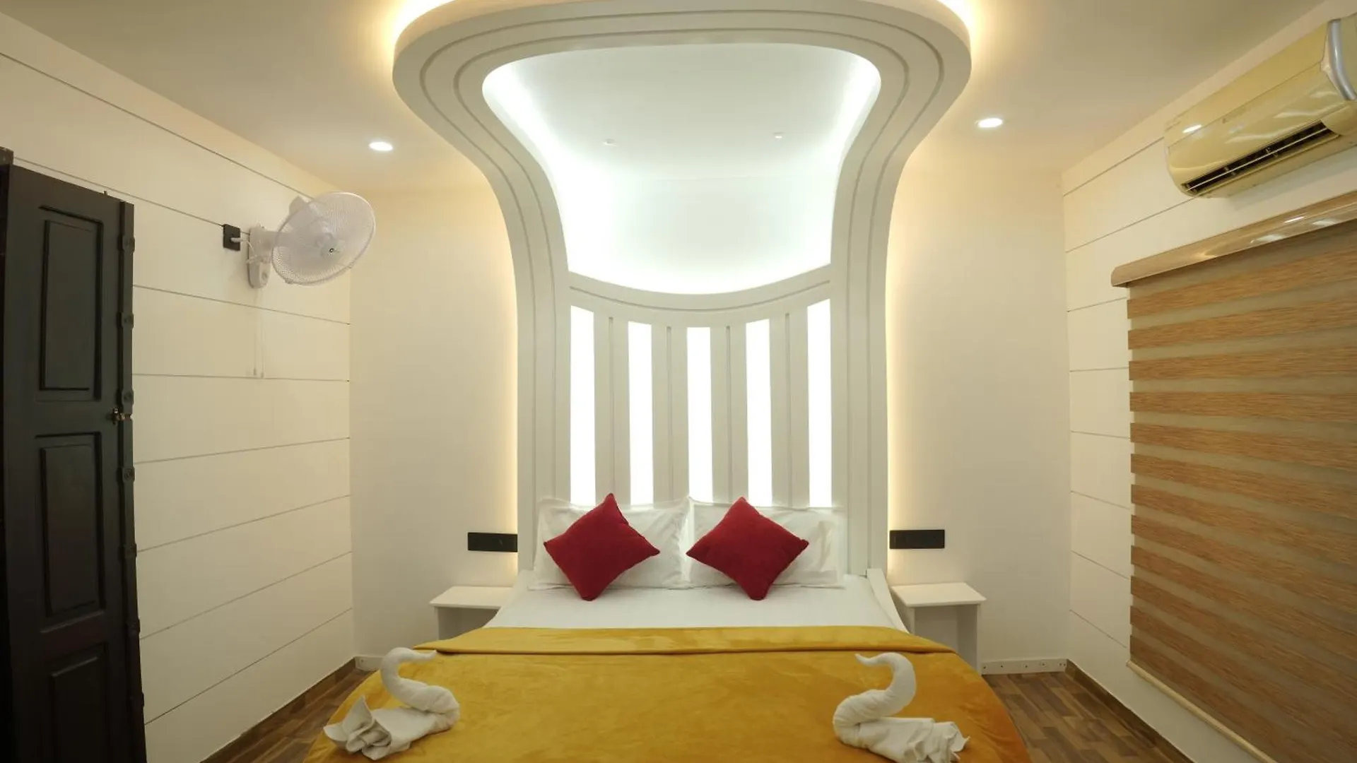 Botel Vaishnav Tours Hotel Alappuzha India